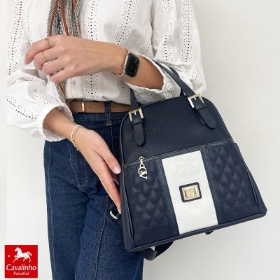 Mala preta e branca da marca Cavalinho com textura matelassê e detalhes dourados