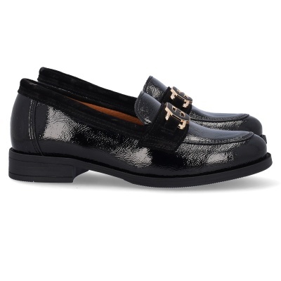 Par de sapatos mocassim pretos em verniz