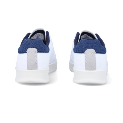 Ténis brancos com detalhe azul escuro e risca cinzenta no calcanhar vistos de trás