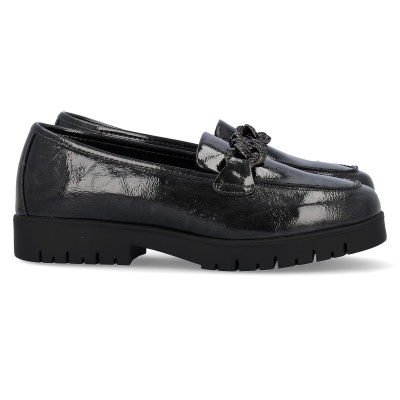 Mocassins pretos em verniz com sola preta grossa e laço frontal