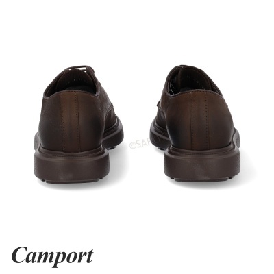 Sapatos masculinos castanhos em pele vistos por trás