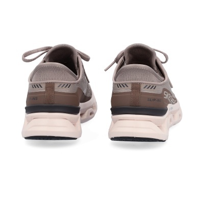 Par de sapatilhas desportivas Skechers castanho claro e bege visto de trás