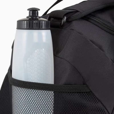 Garrafa desportiva branca translúcida com tampa preta no bolso de rede de mochila preta