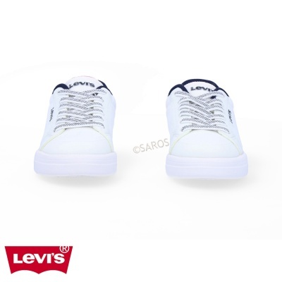 Par de sapatilhas brancas Levis com detalhes azuis e cordões cinza com padrão
