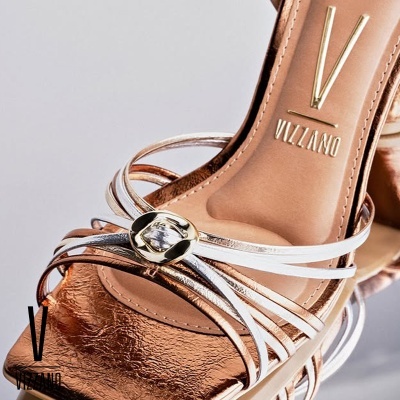 Sandália metálica bronze com tiras prateadas e detalhe dourado da marca VIZZANO