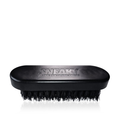 Escova preta para limpar ténis com gravação SNEAKY LOVE YOUR SNEAKERS no topo
