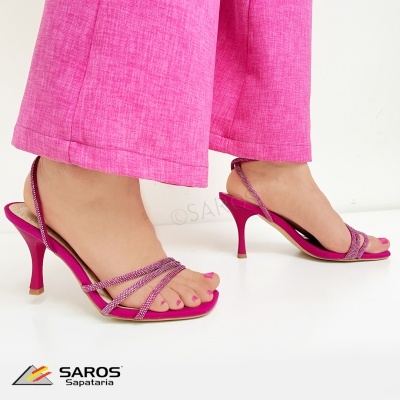 Sandálias de salto alto rosa com tiras finas decoradas com pedraria