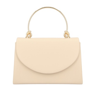 Mala de mão bege clara com alça metálica dourada em fundo branco