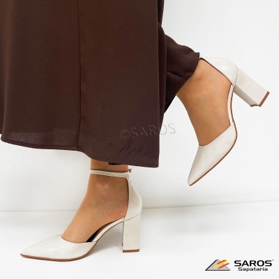 sapatos brancos de salto alto com tira no tornozelo