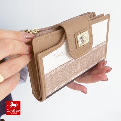 Carteira bege e branca Cavalinho com fecho dourado e botão de pressão