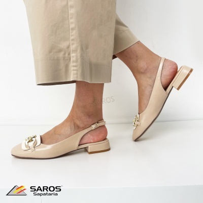Sapatos femininos bege claro com detalhe metálico dourado e salto baixo