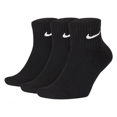 Três meias pretas com logo branco da Nike