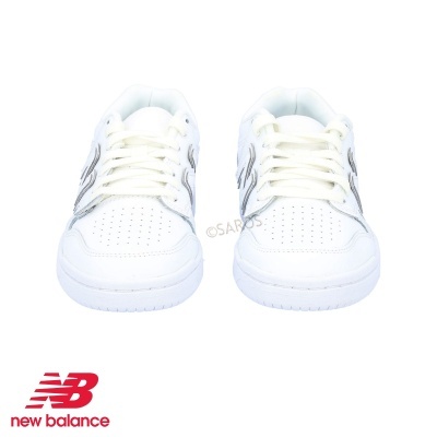 Ténis brancos New Balance com detalhes cinza e atacadores brancos