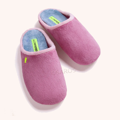 Chinelos cor-de-rosa felpudos com interior azul e etiqueta verde Potatoes