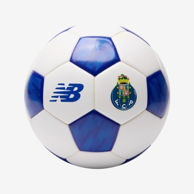 Bola de futebol branca e azul com logótipo NB e emblema FCP