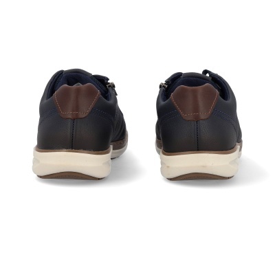 Sapatos masculinos pretos com detalhes castanhos vistos de trás