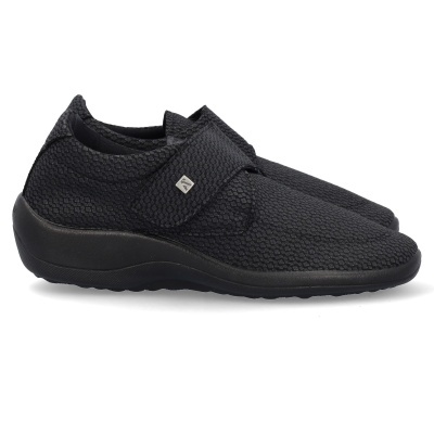 sapatos pretos com padrão texturizado e fecho em velcro