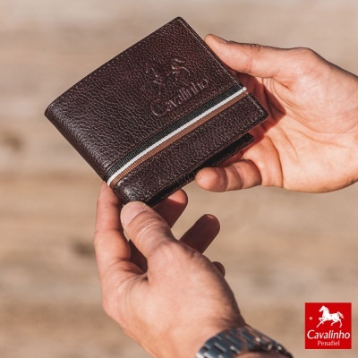 Carteira de pele castanha com faixas branco e castanho claro