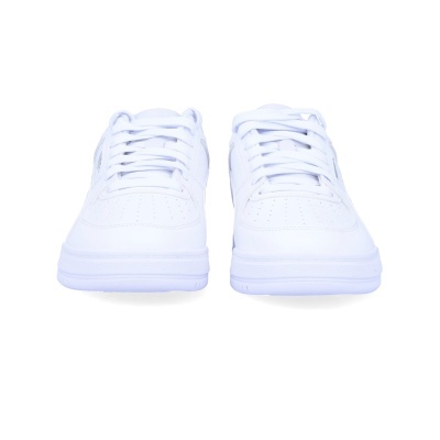 Ténis brancos com atacadores e sola grossa