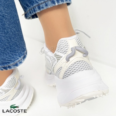 Sapatilhas brancas Lacoste em fundo branco