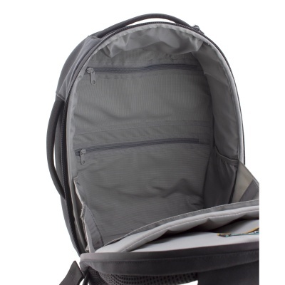 Mochila cinza aberta com bolsos internos e compartimento para portátil