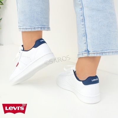 Ténis Levi's brancos com detalhes azuis no calcanhar e logo no fundo branco