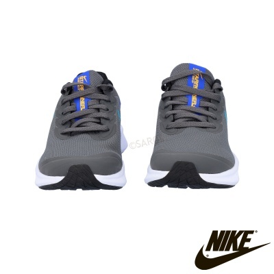 Ténis de corrida Nike cinzentos com sola branca e detalhes azuis e amarelos