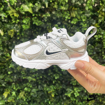 Ténis infantil Nike branco e prata com logótipo preto visível