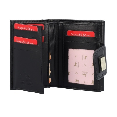 Carteira preta em couro aberta mostrando compartimentos para cartões e fecho com placa metálica