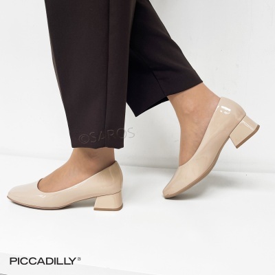 Sapatos de salto médio em verniz bege claro com calças pretas