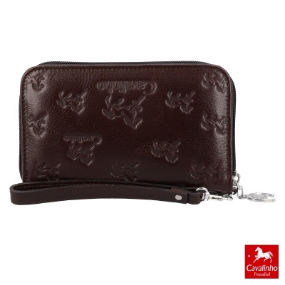Carteira castanha em pele com padrão em relevo e alça de pulso