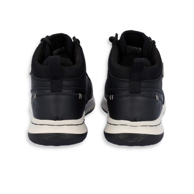 Sapatilhas pretas vista traseira com sola branca e preta