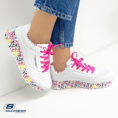 Ténis Skechers brancos com atacadores rosa e sola com padrão colorido de corações