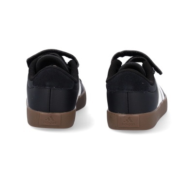 Sapatilhas Adidas pretas vistas de trás com sola castanha