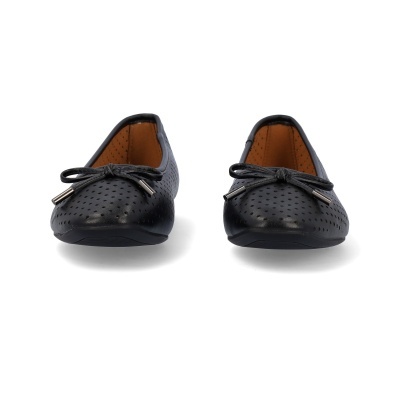 Par de sapatilhas pretas em pele perfurada com laço e interior castanho
