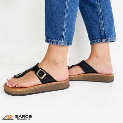 Sandálias negras com fivela dourada e sola espessa castanha