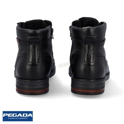 Botas pretas de pele vista traseira com sola preta e detalhe castanho