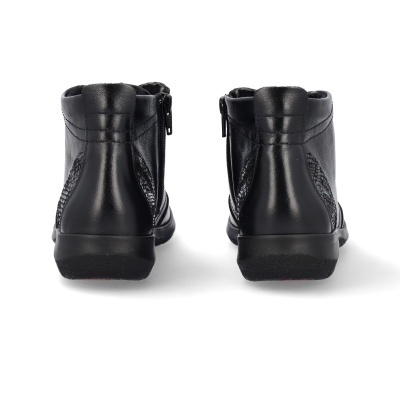 Botas pretas em pele vista de trás com fecho e detalhes texturizados