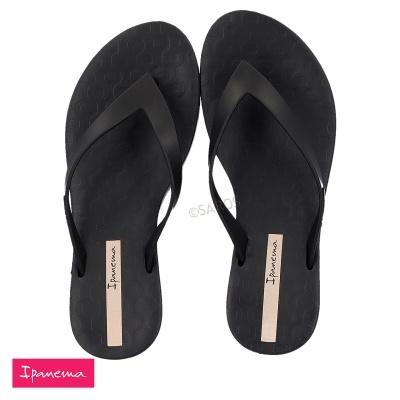 Sandálias chinelo pretas Ipanema com tiras em V e textura na sola