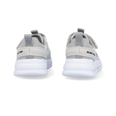 Par de sapatilhas desportivas cinza claro com sola branca e texto GLIDE-STEP.