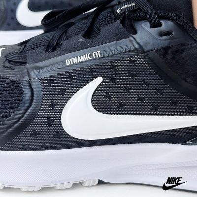 Ténis desportivos pretos com detalhes em branco e texto DYNAMIC FIT.