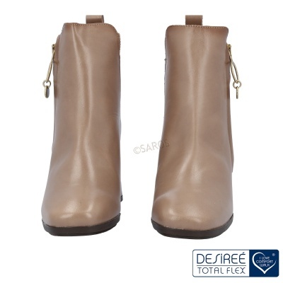 Botas femininas bege com fecho dourado em fundo branco
