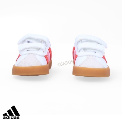 Sapatilhas infantis Adidas brancas com detalhes vermelhos e sola castanha, fecho de velcro