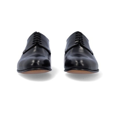 Sapatos sociais pretos em pele com sola castanha