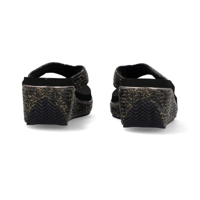 Par de sandálias femininas pretas com detalhes dourados vista de trás