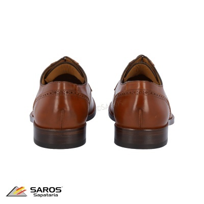 Sapatos sociais de couro castanho vistos por trás em fundo branco