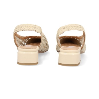 Sandálias bege com salto baixo e tiras trançadas vistas por trás