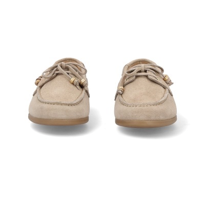 Sapatos mocassins de camurça bege claro com atacadores e sola castanha clara
