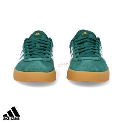 sapatilhas Adidas verdes com sola castanha e detalhes brancos
