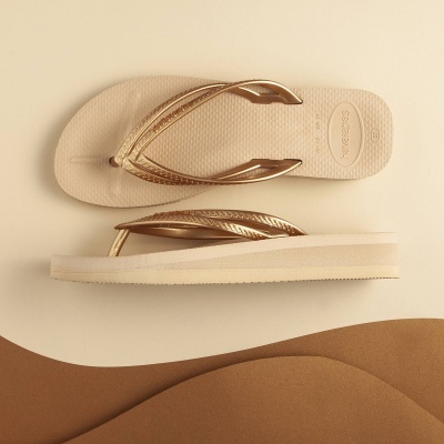 Chinelos Havaianas bege e dourado tamanho 37 com tiras duplas metálicas